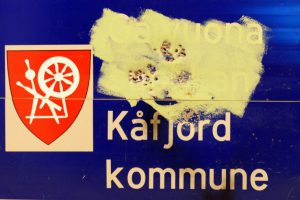 Overmalt og sønderskutt skilt fra Kåfjord.