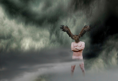 Naken mann uten ansikt med vinger på hodet i skyete landskap. Foto av Gjert Rognli.