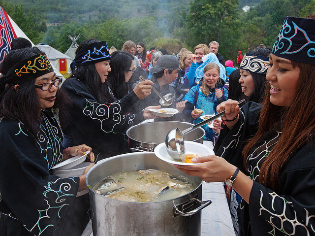Nordlige folk 2013 serverer mat til publikum.