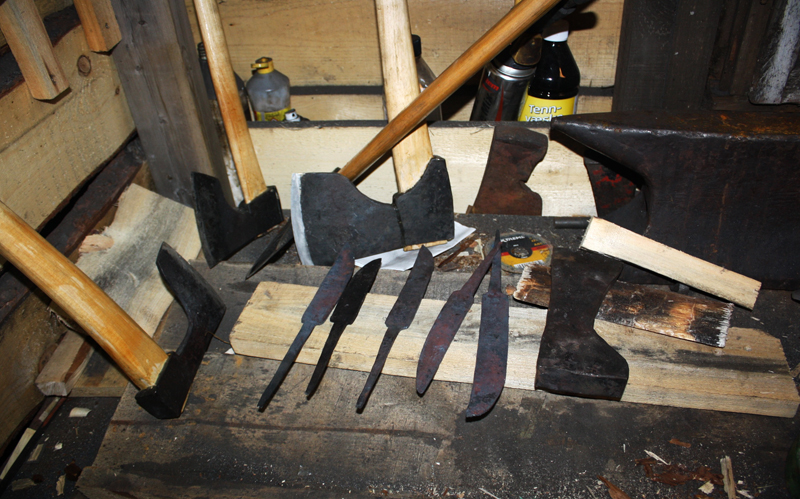 Økser, knivblader og annet verktøy laget av Hans.