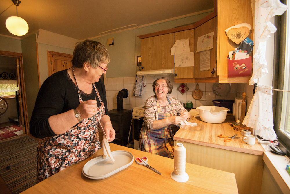 Ruth og Eliva lager blodpølser