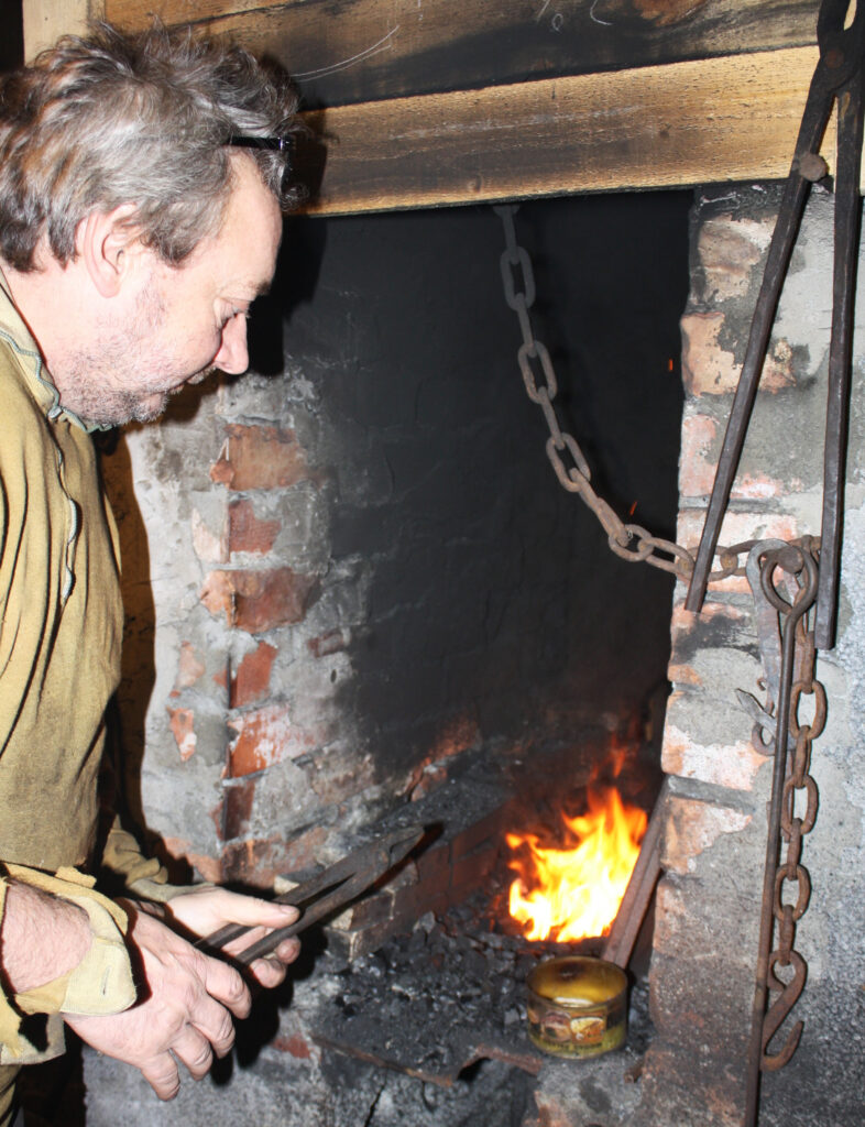 Hans Olsen i smia i Birtavarre.