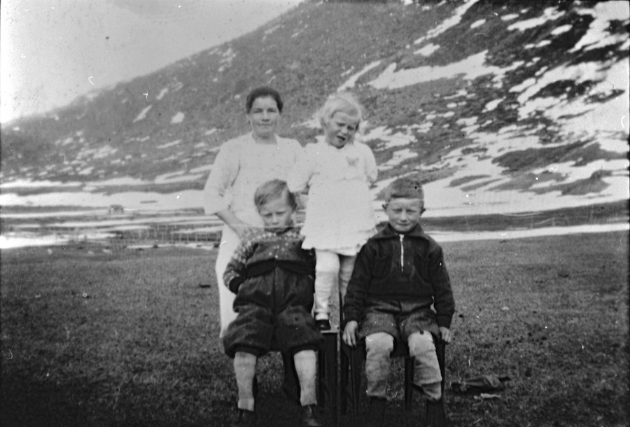 Helene Mikalsen med sine tre barn, 1940