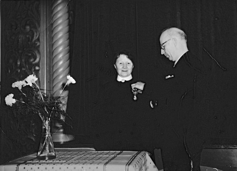 Søster Helene mottar kongens fortjenestemedalje i 1959. Foto: Nord-Troms museum.