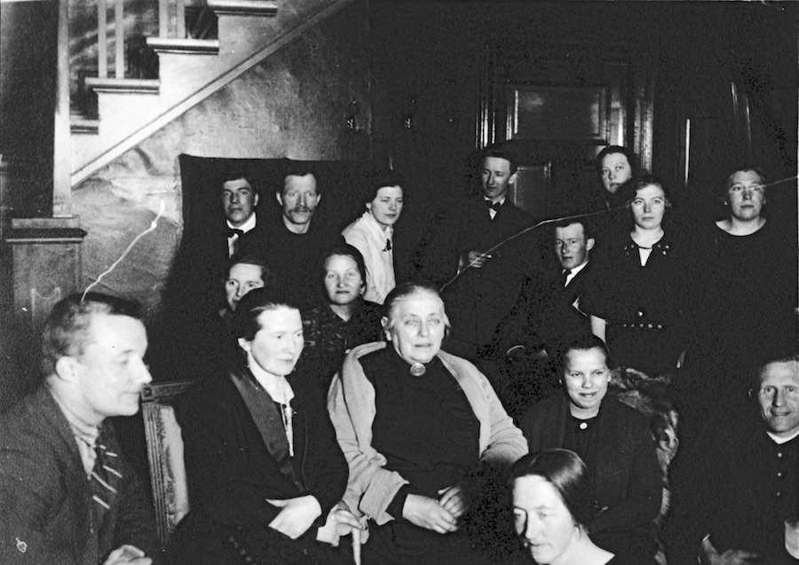 Hanna Rivertz som midtpunkt, 1925