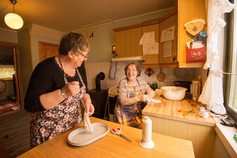 Søstre på kjøkkenet